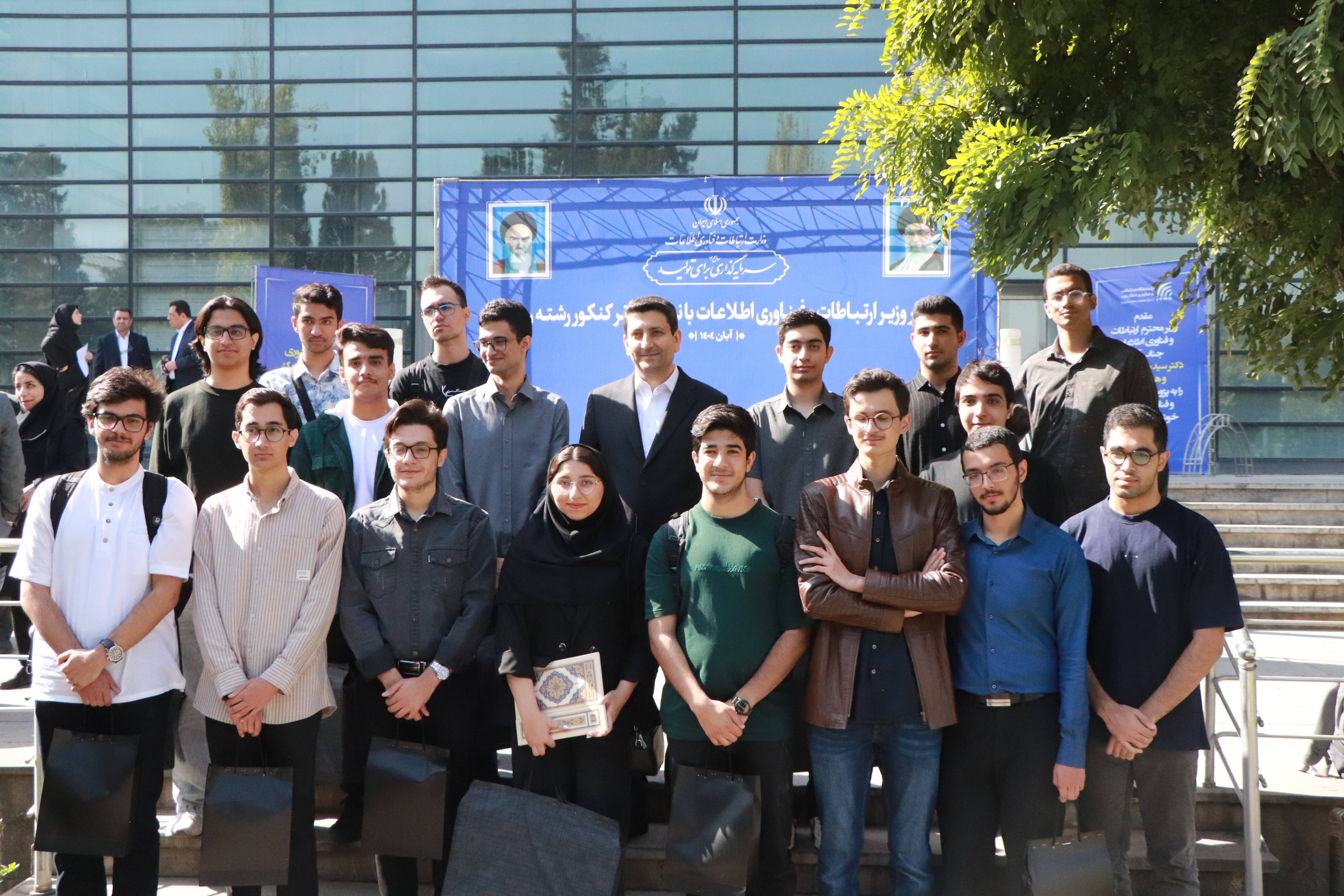 دیدار وزیر محترم ارتباطات آقای ستار هاشمی با نفرات برتر رشته ریاضی کنکور سال 1403 و 1404